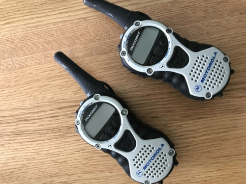 偵探之間聯(lián)絡(luò)使用的對(duì)講機(jī)。(美國(guó)《世界日?qǐng)?bào)》)