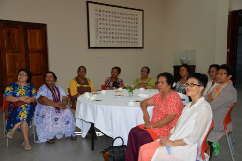 孫霞為來(lái)賓介紹中國(guó)飲食文化。