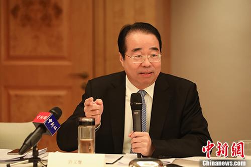 11月22日，中國國務(wù)院僑務(wù)辦公室黨組書記、副主任許又聲在香港與中國海外交流協(xié)會港區(qū)理事座談。許又聲表示，中共十九大描繪了美好的發(fā)展藍(lán)圖，希望香港一定要搭上這班車，跟著祖國一起成長。 <a target='_blank' >中新社</a>記者 謝光磊 攝