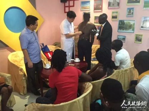 “中醫(yī)關(guān)懷”走進(jìn)科特迪瓦。圖片來(lái)源：人民政協(xié)網(wǎng)