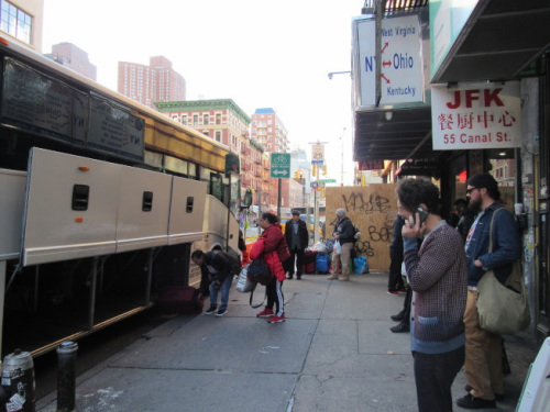 為了舒緩感恩節(jié)搭車人潮，業(yè)者們都加派班次。(美國(guó)《世界日?qǐng)?bào)》/顏嘉瑩 攝)