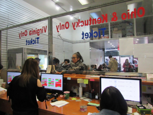 感恩節(jié)的出游潮讓在華埠的長(zhǎng)巴業(yè)者忙得不可開交。(美國(guó)《世界日?qǐng)?bào)》/顏嘉瑩 攝)