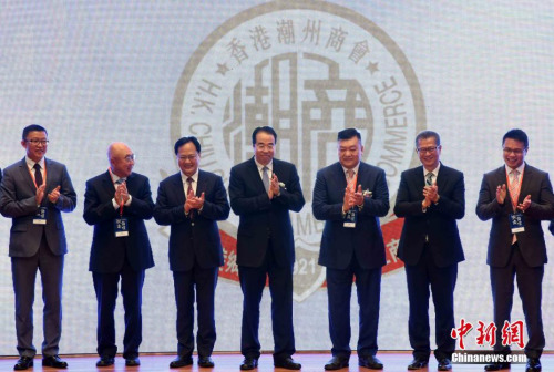 11月23日，中國國務(wù)院僑務(wù)辦公室黨組書記、副主任許又聲(中)下午在香港出席“潮商論壇”。為響應(yīng)“大眾創(chuàng)業(yè)，萬眾創(chuàng)新”的口號(hào)，香港潮州商會(huì)特意舉辦“潮商論壇”，邀請(qǐng)重量級(jí)嘉賓，以“回顧過去、展望未來”為主題，涵蓋華僑政策，粵港澳大灣區(qū)，互聯(lián)網(wǎng)經(jīng)濟(jì)等話題。期望年青一輩，吸取前人經(jīng)驗(yàn)，走好未來創(chuàng)新創(chuàng)業(yè)之路。<a target='_blank' >中新社</a>記者 譚達(dá)明 攝