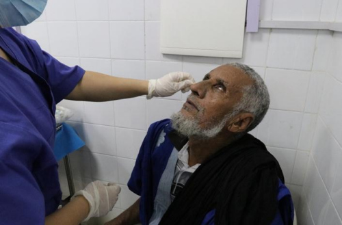 護(hù)士為老人麻醉。(非洲《華僑周報(bào)》 陳司楠攝)