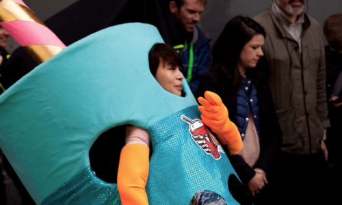 圖為夢想做一名專業(yè)侍酒師的華人女性角色Elizabeth，她自稱是“失敗的中國女兒”。（圖片來源：BBC）