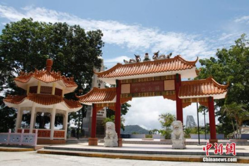  在橫跨巴拿馬運(yùn)河太平洋入海口的美洲大橋西岸，有一座中巴公園和“華人抵達(dá)巴拿馬150周年紀(jì)念碑”。2004年，巴拿馬僑社在中巴兩國(guó)政府支持下，籌資在運(yùn)河邊豎起紀(jì)念碑，建成這一紀(jì)念公園。同樣在2004年，巴拿馬國(guó)會(huì)通過決議，將每年3月30日定為“華人日”，以表彰華人對(duì)巴拿馬所作的巨大貢獻(xiàn)。<a target='_blank' >中新社</a>記者 余瑞冬 攝