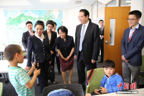 11月25日，中國國務(wù)院僑務(wù)辦公室黨組書記、副主任許又聲走訪新西蘭僑界。圖為許又聲看望暨南大學(xué)新西蘭實(shí)驗(yàn)學(xué)校學(xué)中文的學(xué)生。<a target='_blank' >中新社</a>記者 陶社蘭 攝