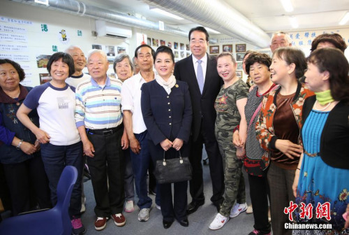 11月25日，中國國務(wù)院僑務(wù)辦公室黨組書記、副主任許又聲走訪新西蘭僑界。圖為許又聲與奧克蘭僑胞合影。<a target='_blank' >中新社</a>記者 陶社蘭 攝