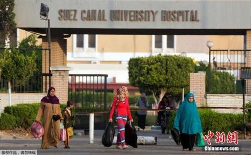 當?shù)貢r間11月25日，埃及東部港口城市伊斯梅利亞，埃及清真寺恐襲受害者親屬在醫(yī)院外等候。