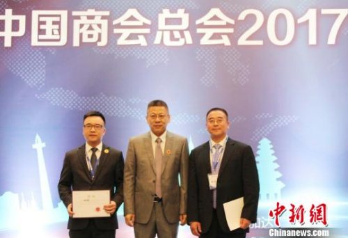 圖為中國駐印尼大使館經(jīng)商處公參王立平(中)為新當(dāng)選的印尼中國商會總會主席宮本才(右)和常務(wù)副主席兼理事會主席劉城(左)頒發(fā)聘書?！×钟纻?攝