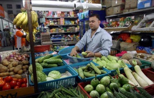 哈山以2萬令吉本錢在沙亞南太子園廣場經(jīng)營雜貨小檔口，每個月的盈利達數(shù)千令吉，足以讓他與他所組織的家庭過著安逸的生活。（馬來西亞《星洲日報》）