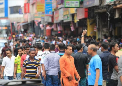 吉隆坡市中心的Kotaraya是外勞淘寶添購日用品的集中地，每逢假日都有各地的外勞涌來，擠得水泄不通。（馬來西亞《星洲日報》）