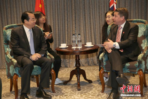 11月26日，中國國務(wù)院僑務(wù)辦公室黨組書記、副主任許又聲在奧克蘭會(huì)見新西蘭國會(huì)議員邁克·伍德、霍建強(qiáng)和楊健。圖為許又聲與邁克·伍德交談。<a target='_blank' >中新社</a>記者 陶社蘭 攝