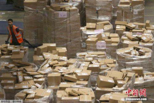 亞馬遜倉儲物流中心為黑色星期五準(zhǔn)備貨物。