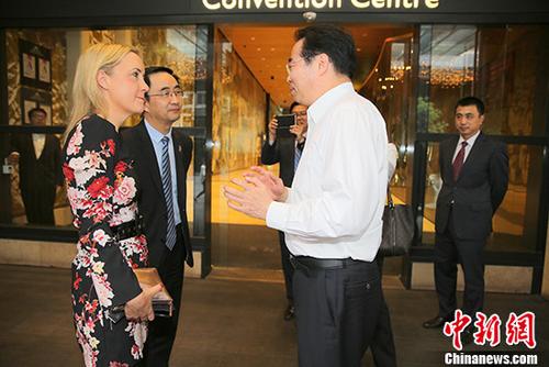 11月26日晚，中國國務(wù)院僑辦黨組書記、副主任許又聲在奧克蘭會見新西蘭青年發(fā)展部前部長妮基·凱伊。 <a target='_blank' >中新社</a>記者 陶社蘭 攝