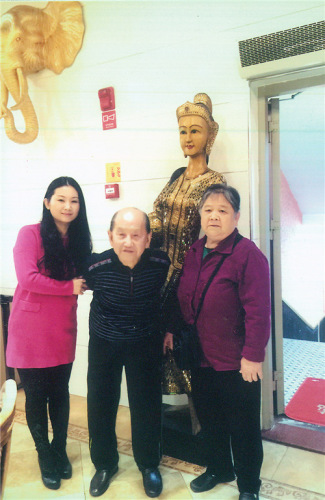 江秀鳳和丈夫何仁芳、女兒何碧琴在福州一家泰國餐廳合影。