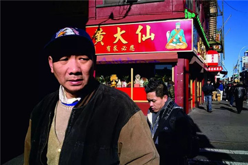 黃大仙是盛行于廣東、港澳地區(qū)的民間信仰，人們相信有求必應(yīng)的黃大仙會保佑虔誠的供奉者，一百年來，黃大仙作為一種“文化”也在紐約唐人街上落地生根。