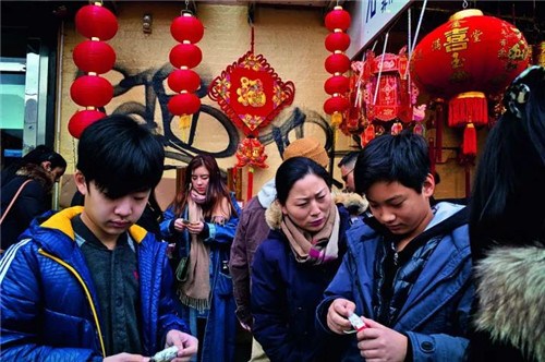 第二代第三代移民的生活方式已經(jīng)越來越接近美國人，但很難說清究竟是誰影響誰更多一些。墻上的涂鴉和傳統(tǒng)的燈籠融合在一起，人們低頭查看著自己一年的運(yùn)勢。