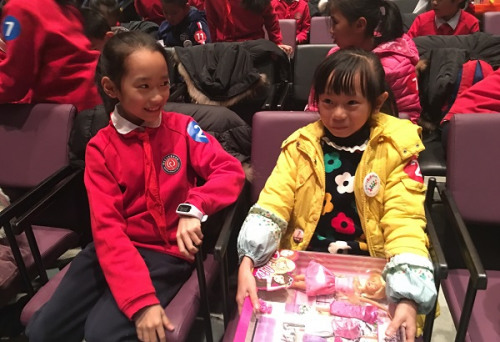 七都僑界留守兒童收到心愿禮物。徐起攝