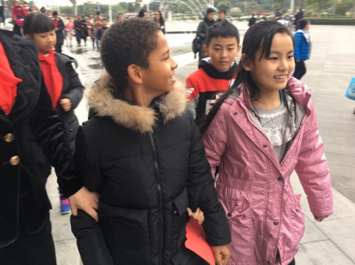 胡伊鍶挽著與她結(jié)對(duì)的阿德里安，兩個(gè)人聊得興致勃勃。徐起攝