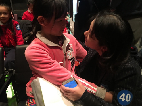 徐雅婷再次見(jiàn)到應(yīng)真老師，顯得有些激動(dòng)。徐起攝