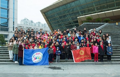 七都僑界留守兒童與溫州少藝校的孩子，以及社會(huì)愛(ài)心人士一起合影留念。滕強(qiáng)華攝