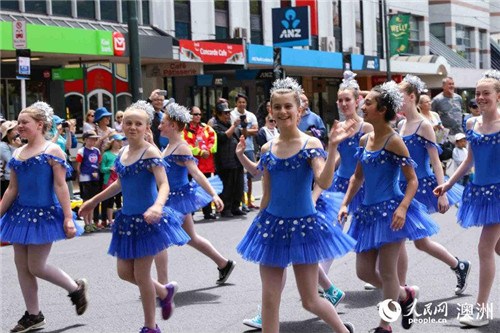 惠靈頓圣誕花車巡游中的小演員們(攝影 張健勇) 惠靈頓圣誕花車巡游中的小演員們(攝影 張健勇)