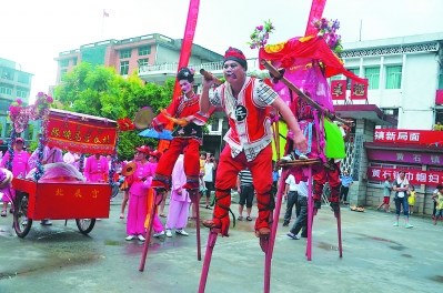 “澄瀛高蹺”表演 “澄瀛高蹺”表演