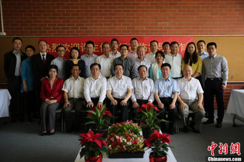 11月29日，中國國務(wù)院僑務(wù)辦公室黨組書記、副主任許又聲在澳大利亞阿德萊德與當(dāng)?shù)貎S領(lǐng)及僑團代表座談。圖為許又聲與參加座談會的僑領(lǐng)合影。<a target='_blank' >中新社</a>記者 陶社蘭 攝