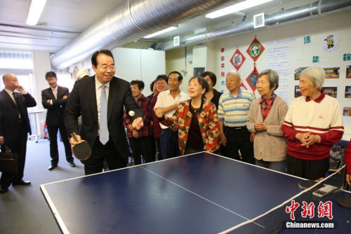 11月25日，中國國務(wù)院僑務(wù)辦公室黨組書記、副主任許又聲走訪新西蘭僑界。圖為許又聲在奧克蘭華人社區(qū)服務(wù)中心與僑胞打乒乓球。<a target='_blank' >中新社</a>記者 陶社蘭 攝