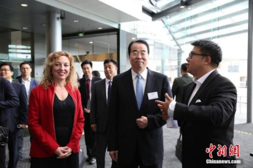 11月26日，第三屆“中國·新西蘭青年論壇”在奧克蘭大學(xué)開幕，中國國務(wù)院總理李克強發(fā)來賀信，中國國務(wù)院僑務(wù)辦公室黨組書記、副主任許又聲率團出席。圖為許又聲(中)與新西蘭青年發(fā)展部執(zhí)行長Linn Araboglos、新西蘭中華青年聯(lián)合會會長孫朕邦(右)出席論壇。<a target='_blank' >中新社</a>記者 陶社蘭 攝 