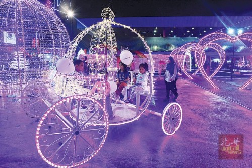 “2017年檳城同樂會”增添了不少夢幻的燈飾，為民眾再添一處攝影熱點。（馬來西亞《光華日報》）