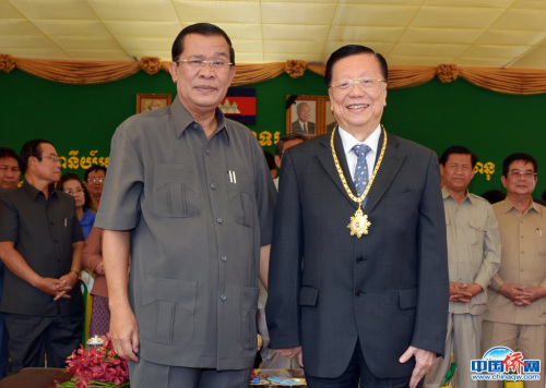 2014年2月25日，柬埔寨王國總理洪森向楊國璋頒授“國家最高貢獻勛章”。（圖片均由作者提供）