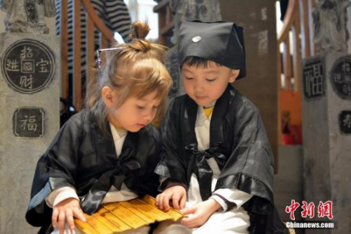 中外萌娃學弟子經。(<a target='_blank'  >中新網(wǎng)</a> 資料圖)