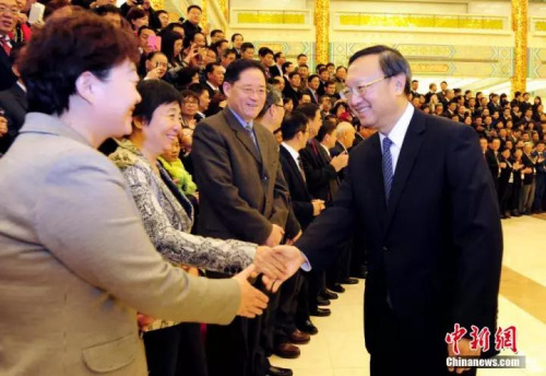 國務(wù)委員楊潔篪于第三屆世界華文教育大會(huì)開幕式前接見參會(huì)代表 國務(wù)委員楊潔篪于第三屆世界華文教育大會(huì)開幕式前接見參會(huì)代表