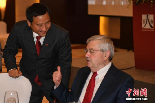 圖為美國(guó)駐華大使布蘭斯塔德與百人會(huì)會(huì)長(zhǎng)吳華揚(yáng)（左）交談。<a target='_blank' >中新社</a>記者 崔楠 攝