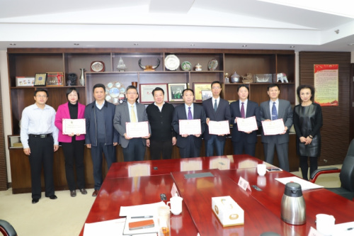 向6位“為僑法律服務(wù)律師團”特邀律師頒發(fā)聘書