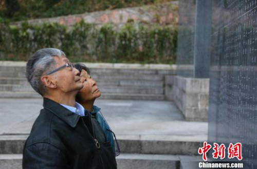 魯照寧及家屬在抗館紀念碑前祭奠自己的親人。　黃昱東 攝