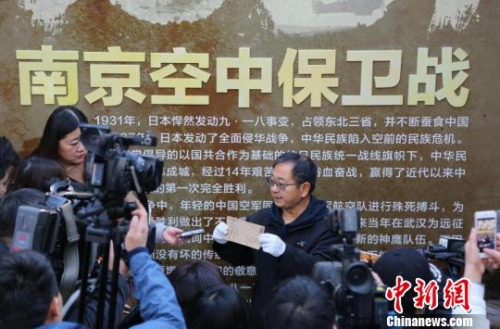 1964年生于南京的魯照寧，十多年來都堅持在海外收集有關(guān)抗戰(zhàn)的文物史料?！↑S昱東 攝