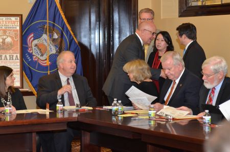 樂桃文與委員會主席斯達(dá)克斯、華人眾議員關(guān)玉嬚等交談