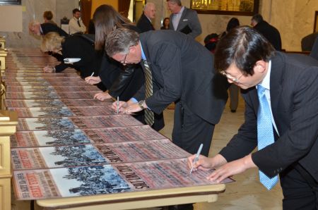 樂桃文等委員會成員共同簽署紀(jì)念活動宣傳畫