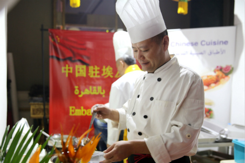 中國(guó)廚師團(tuán)隊(duì)精心準(zhǔn)備菜肴。