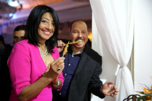 外國(guó)民眾在中國(guó)展臺(tái)前品嘗美食。