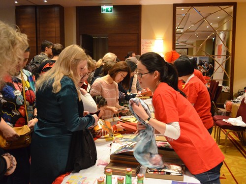 民眾選購中國手工藝品。