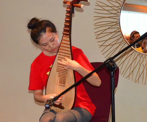 義賣活動(dòng)現(xiàn)場的琵琶演奏。