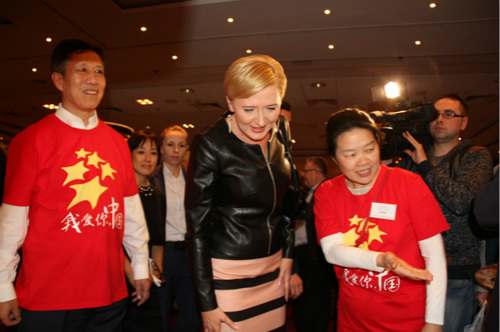 波總統(tǒng)夫人光顧中國商品臺(tái)。