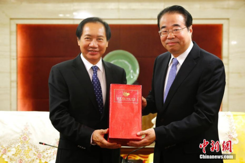 12月5日，國務(wù)院僑辦黨組書記、副主任許又聲在北京會見“外國政府官員中文學(xué)習(xí)班”往屆優(yōu)秀學(xué)員訪華團(tuán)。圖為許又聲（右）與泰中文化經(jīng)濟(jì)協(xié)會會長頗欣互贈禮物。<a target='_blank' >中新社</a>記者 富田 攝