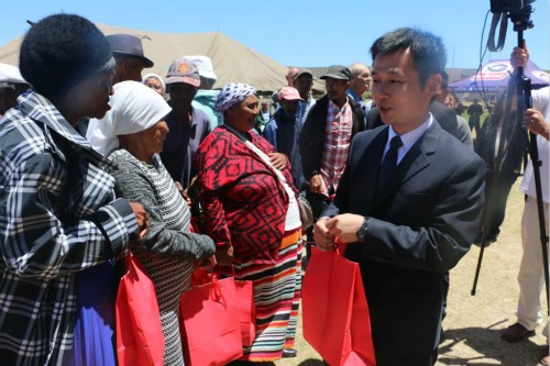 曹利為孤寡老人分發(fā)禮包。