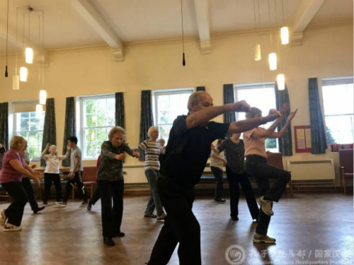 太極中級班學(xué)員雷練習(xí)太極拳。