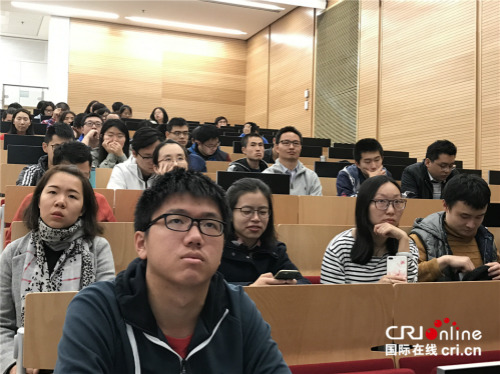 留學生認真聽講座。（攝影孫伶俐）